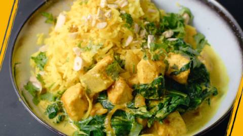 Curry de saumon aux épinards et riz au curcuma