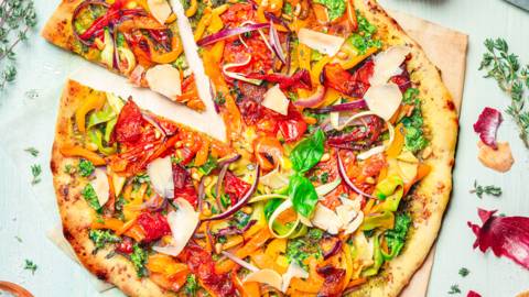 Pizza colorée aux légumes rôtis