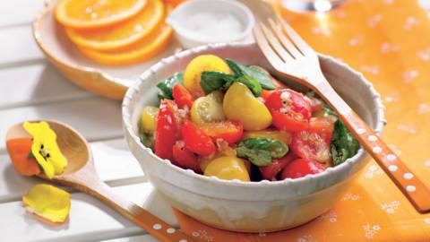 Panaché de tomates en salade, sauce à l’orange