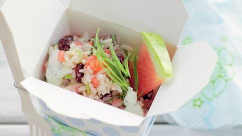 Salade de riz accompagnée d’une sauce au yaourt