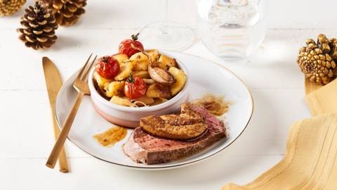 Rôti de bœuf façon Rossini, poêlée de pommes de terre et tomates cerise au thym et à l’ail