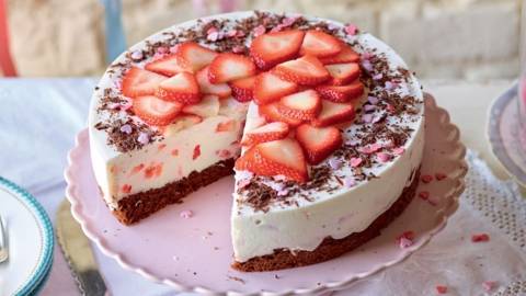 Gâteau aux fraises et biscuit au chocolat