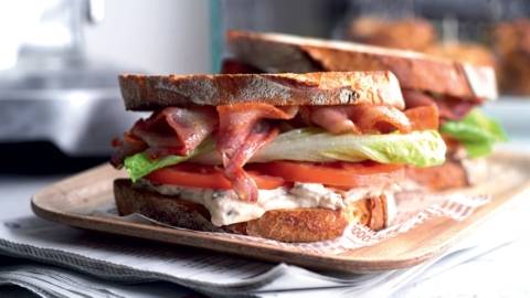 Sandwich BLT (bacon, laitue, tomate)