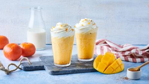Milkshake mangue et mandarine au lait d'amande, et chantilly vanille
