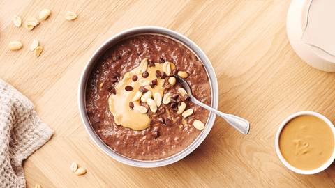 Porridge au chocolat et beurre de cacahuètes