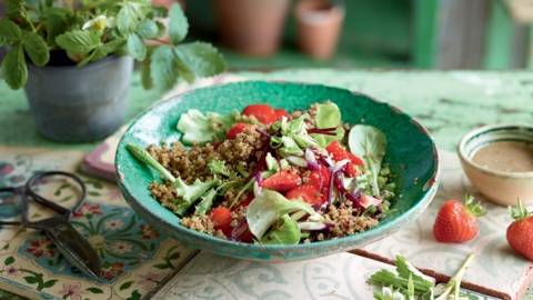 Salade de quinoa aux fraises et sauce aux noix