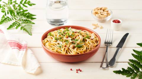 Spaghettis aux sardines, pesto de basilic et noix de cajou