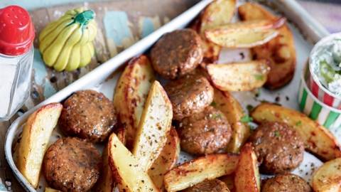 Potatoes, boulettes de viande, sauce à la grecque