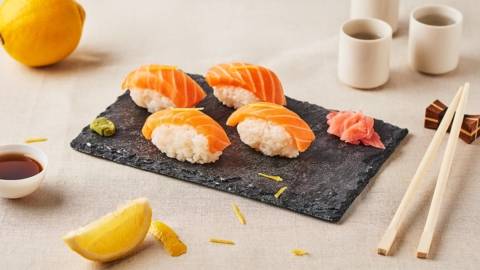 Sushis de saumon marinés au citron et gingembre