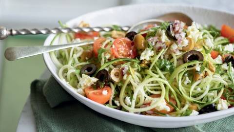 Salade grecque aux spaghetti de courgette