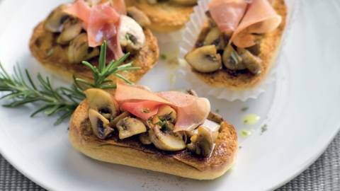 Bruschettas de champignons marinés et jambon espagnol