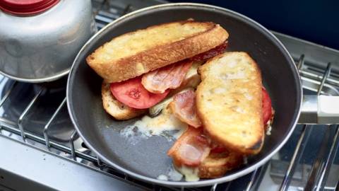 Sandwich gouda-bacon-tomate à la poêle