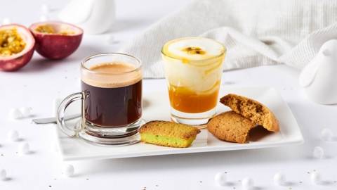 Café gourmand : Financier au thé vert, cookie au beurre de cacahuètes, et fromage blanc au coulis de passion
