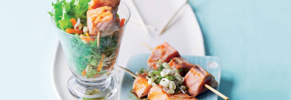 Brochettes de saumon et salade aux pousses de soja