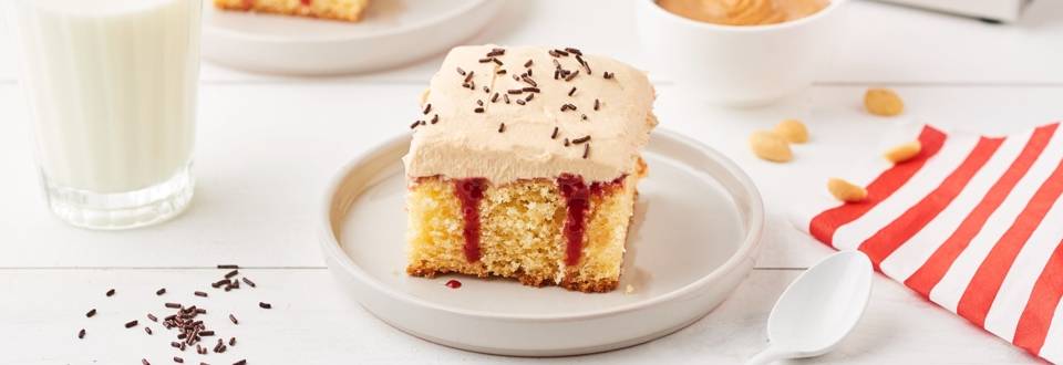 Poke cake fraise et beurre de cacahuètes 