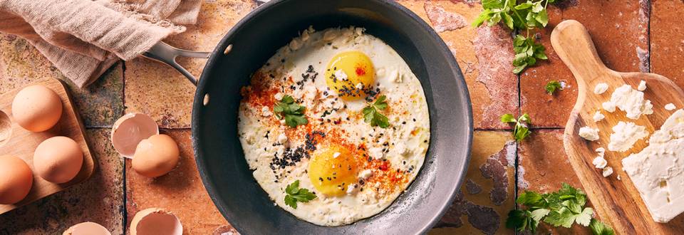De la feta, des œufs frais, à déguster nature ou sur une tortilla : c’est une idée de petit déjeuner salé ou de déjeuner sur le pouce facile à faire !