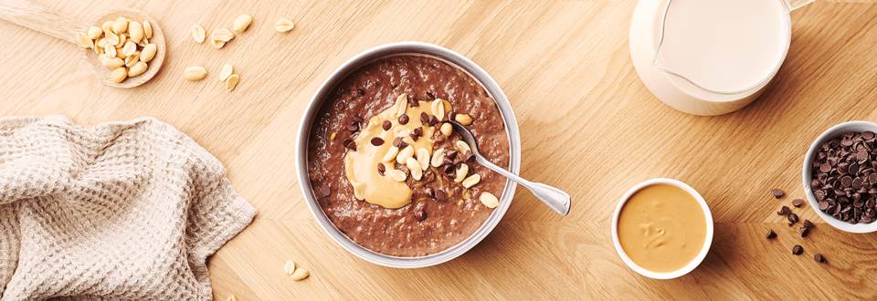 Porridge au chocolat et beurre de cacahuètes