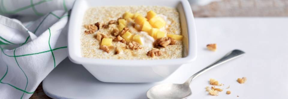 Porridge de quinoa, banane et mangue (sans gluten)