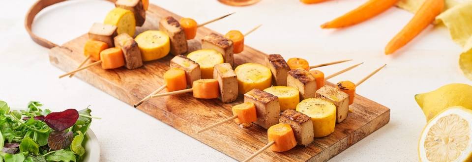 Brochettes de carottes, tofu et courgettes jaunes