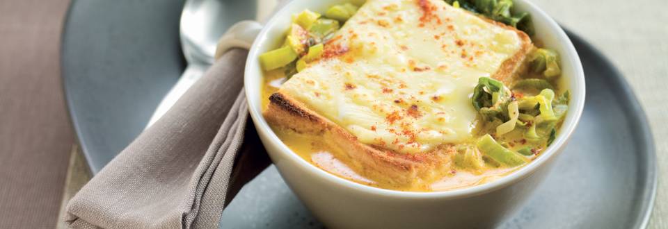 Soupe de poireaux et toast au fromage