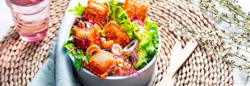 Salade d'été aux ravioles rouges croustillantes