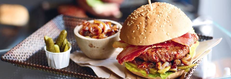 Burger au bacon et oignons confits