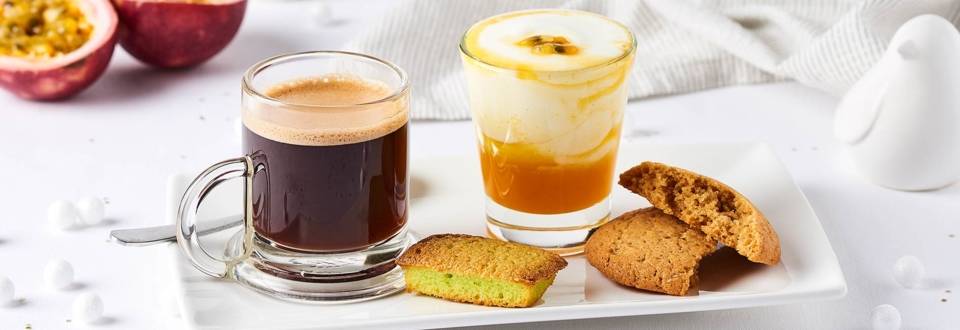 Café gourmand : Financier au thé vert, cookie au beurre de cacahuètes, et fromage blanc au coulis de passion