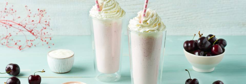Milkshake au glacé yaourt, cerise et chantilly à la coco