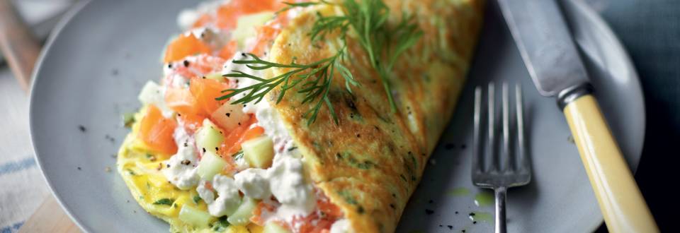 Omelette aux herbes, fromage frais et saumon